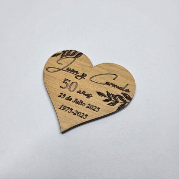 Detalle invitados forma corazón grabado.
