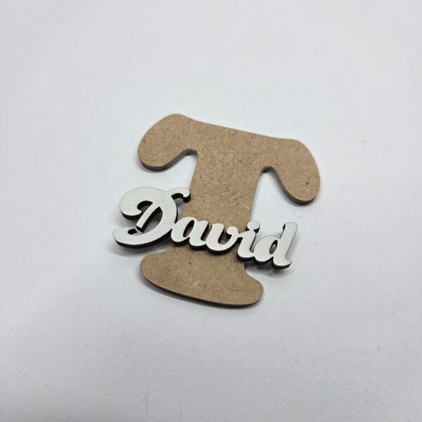 Marcasitios personalizados con inicial para eventos.